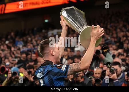 Dublin, Irland. Mai 2024. Emil Holm aus Atalanta feiert mit der Trophäe nach dem Sieg im UEFA Europa League-Spiel 3-0 im Aviva-Stadion in Dublin. Der Bildnachweis sollte lauten: Jonathan Moscrop/Sportimage Credit: Sportimage Ltd/Alamy Live News Stockfoto