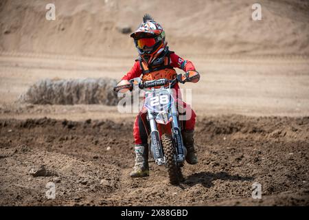 Dreckiges Motobike mit Kind auf dem Sitzplatz im Kreuz. Schön Stockfoto