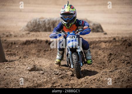 Dreckiges Motobike mit Kind auf dem Sitzplatz im Kreuz. Schön Stockfoto