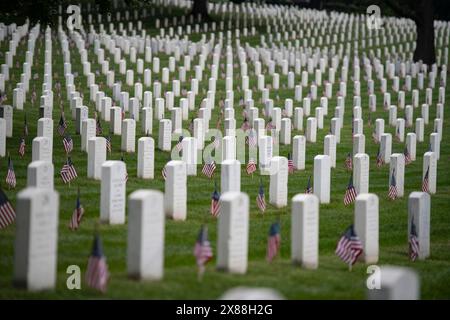 Arlington, Vereinigte Staaten Von Amerika. Mai 2024. Arlington, Vereinigte Staaten von Amerika. 23. Mai 2024. Amerikanische Flaggen säumen Reihen von Grabstätten gefallener Soldaten zu Ehren des Memorial Day am Arlington National Cemetery, 23. Mai 2024. Mehr als 1.500 Soldaten legten 260.000 während der 76. Jährlichen Flaggen an jeder Grabstätte und Nischensäule auf dem Arlington National Cemetery an. Kredit: Elizabeth Fraser/USA Army/Alamy Live News Stockfoto