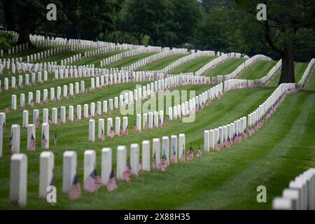 Arlington, Vereinigte Staaten Von Amerika. Mai 2024. Arlington, Vereinigte Staaten von Amerika. 23. Mai 2024. Amerikanische Flaggen säumen Reihen von Grabstätten gefallener Soldaten zu Ehren des Memorial Day am Arlington National Cemetery, 23. Mai 2024. Mehr als 1.500 Soldaten legten 260.000 während der 76. Jährlichen Flaggen an jeder Grabstätte und Nischensäule auf dem Arlington National Cemetery an. Kredit: Elizabeth Fraser/USA Army/Alamy Live News Stockfoto