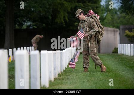 Arlington, Vereinigte Staaten Von Amerika. Mai 2024. Arlington, Vereinigte Staaten von Amerika. 23. Mai 2024. A U.. Ein US-Armeesoldat des 3. US-Infanterieregiments legt amerikanische Flaggen an Grabstätten gefallener Soldaten zu Ehren des Memorial Day auf dem Arlington National Cemetery, 23. Mai 2024. Mehr als 1.500 Soldaten legten 260.000 während der 76. Jährlichen Flaggen an jeder Grabstätte und Nischensäule auf dem Arlington National Cemetery an. Kredit: Elizabeth Fraser/USA Army/Alamy Live News Stockfoto