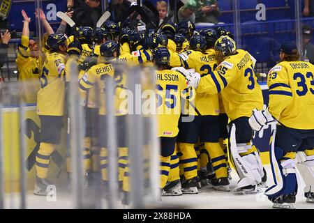 Ostrava, Tschechische Republik. Mai 2024. Schweden gegen Finnland im Viertelfinalspiel der IIHF-Weltmeisterschaft 2024 in Ostrava, Tschechien, am 23. Mai 2024. Schwedens Spieler feiern ihren Sieg. Quelle: Jaroslav Ozana/CTK Photo/Alamy Live News Stockfoto