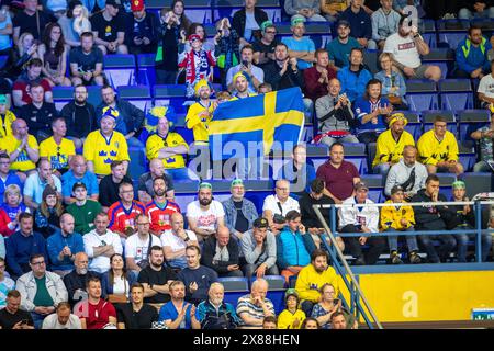 Ostrava, Tschechische Republik. Mai 2024. Schweden gegen Finnland im Viertelfinalspiel der IIHF-Weltmeisterschaft 2024 in Ostrava, Tschechien, am 23. Mai 2024. Schwedens Fans. Quelle: Vladimir Prycek/CTK Photo/Alamy Live News Stockfoto