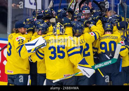 Ostrava, Tschechische Republik. Mai 2024. Schweden gegen Finnland im Viertelfinalspiel der IIHF-Weltmeisterschaft 2024 in Ostrava, Tschechien, am 23. Mai 2024. Schwedens Spieler feiern ihren Sieg. Quelle: Vladimir Prycek/CTK Photo/Alamy Live News Stockfoto