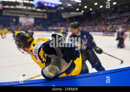 Ostrava, Tschechische Republik. Mai 2024. Schweden gegen Finnland im Viertelfinalspiel der IIHF-Weltmeisterschaft 2024 in Ostrava, Tschechien, am 23. Mai 2024. Quelle: Jaroslav Ozana/CTK Photo/Alamy Live News Stockfoto