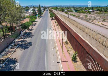 Luftaufnahme von Douglas Arizona in den Vereinigten Staaten, Grenzmauer und Agua Prieta Sonora Mexiko Stadt grenzt an die USA. Douglas in Cochise County im US-Bundesstaat. (Luis Gutierrez / Norte Photo) Vista Aerea de Douglas Arizona en Lo Estados Unidos, muro fronterizo y Agua Prieta Sonora Mexico ciudad mexicana frentera con EU. Douglas en el condado de Cochise en el estado estadounidense. (Foto Luis Gutierrez / Norte) Stockfoto