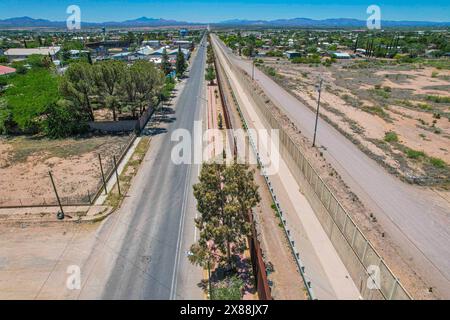 Luftaufnahme von Douglas Arizona in den Vereinigten Staaten, Grenzmauer und Agua Prieta Sonora Mexiko Stadt grenzt an die USA. Douglas in Cochise County im US-Bundesstaat. (Luis Gutierrez / Norte Photo) Vista Aerea de Douglas Arizona en Lo Estados Unidos, muro fronterizo y Agua Prieta Sonora Mexico ciudad mexicana frentera con EU. Douglas en el condado de Cochise en el estado estadounidense. (Foto Luis Gutierrez / Norte) Stockfoto