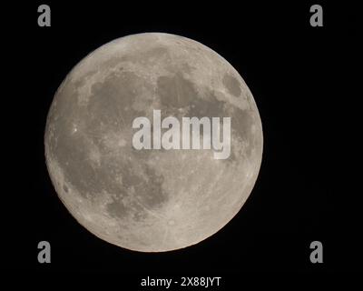 Harty, Kent, Großbritannien. Mai 2024. Wetter in Großbritannien: Der Flower Moon, der neben der Harty Church auf der Isle of Sheppey in Kent aufsteigt. Quelle: James Bell/Alamy Live News Stockfoto