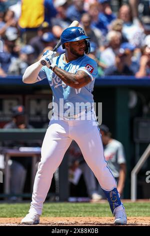 Kansas City, MO, USA. Mai 2024. Nelson Velazquez (17) schlägt im Kauffman Stadium in Kansas City gegen die Detroit Tigers. David Smith/CSM/Alamy Live News Stockfoto