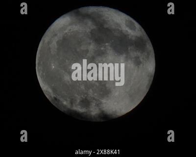 Harty, Kent, Großbritannien. Mai 2024. Wetter in Großbritannien: Der Flower Moon, der neben der Harty Church auf der Isle of Sheppey in Kent aufsteigt. Quelle: James Bell/Alamy Live News Stockfoto