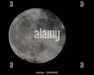 Harty, Kent, Großbritannien. Mai 2024. Wetter in Großbritannien: Der Flower Moon, der neben der Harty Church auf der Isle of Sheppey in Kent aufsteigt. Quelle: James Bell/Alamy Live News Stockfoto