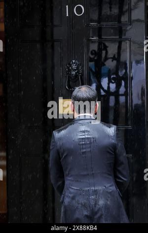 Premierminister Rishi Sunak kehrt nach der Ankündigung einer Parlamentswahl am 4. Juli 2024 in der Downing Street in London zurück. Stockfoto