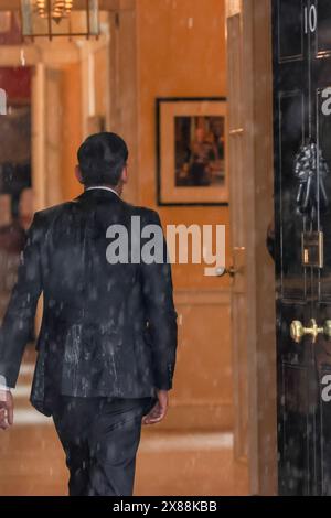 Premierminister Rishi Sunak kehrt nach der Ankündigung einer Parlamentswahl am 4. Juli 2024 in der Downing Street in London zurück. Stockfoto