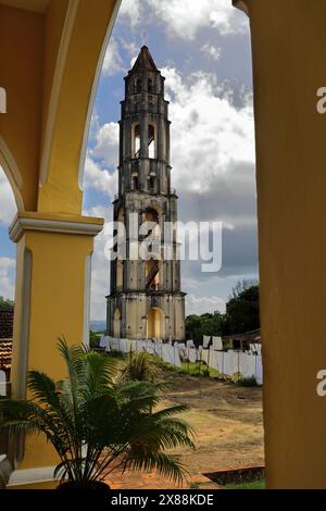 301 der 43 m hohe, 1815-30 gebaute Glockenturm des Manaca Iznaga Anwesens, der zur Überwachung der Sklaven auf der Plantage bestimmt war. Trinidad-Kuba. Stockfoto