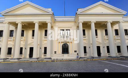 320 neoklassizistisches Gebäude aus dem Jahr 1912 mit der Biblioteca Provincial Jose Marti Library auf der Ostseite des Parque Vidal Park. Santa Clara-Kuba. Stockfoto