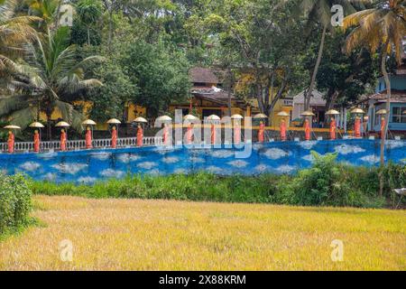 Dambulla, Sri Lanka 10. februar 2023. Reihe buddhistischer Mönchsstatuen neben dem Goldenen Tempel in Dambulla im Zentrum von Sri Lanka. Stockfoto