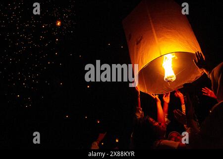 Magelang, Zentral-Java, Indonesien. Mai 2024. Buddhistische Gläubige und Touristen lassen Laternen in den Nachthimmel des Borobudur-Tempels während der Feierlichkeiten zum Vesak-Tag frei, der während des Vollmondes im Mai oder Juni stattfindet. Die Zeremonie dreht sich um drei buddhistische Tempel. Pilger laufen von Mendut nach Pawon und enden in Borobudur. (Kreditbild: © Angga Budhiyanto/ZUMA Press Wire) NUR REDAKTIONELLE VERWENDUNG! Nicht für kommerzielle ZWECKE! Stockfoto