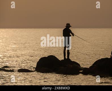 Gazeveren Zypern -05.18.2024 Fischer fangen Fisch auf der seashoreс 1 Stockfoto