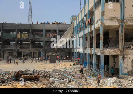 Gaza. Mai 2024. Humanitäre Hilfe, die ein Flugzeug abwarf, fällt am 23. Mai 2024 in eine Schule in Khan Younis im südlichen Gazastreifen. Die Mehrheit der Bevölkerung im Gazastreifen leidet seit Ausbruch des Krieges unter einem Mangel an Nahrungsmitteln, Medikamenten und humanitären Grundbedürfnissen. UN-Organisationen warnten vor schlimmen Folgen in der Enklave, darunter Hungersnöte und die Ausbreitung von Epidemien und Krankheiten unter der lokalen Bevölkerung. Quelle: Rizek Abdeljawad/Xinhua/Alamy Live News Stockfoto