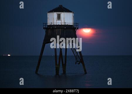 Dovercourt Essex, Großbritannien. Mai 2024. Der Full Flower Moon erhebt sich über dem Dovercourt Lower Lighthouse Essex UK. Quelle: MARTIN DALTON/Alamy Live News Stockfoto