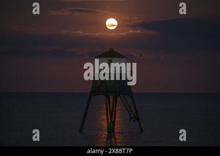 Dovercourt Essex, Großbritannien. Mai 2024. Der Full Flower Moon erhebt sich über dem Dovercourt Lower Lighthouse Essex UK. Quelle: MARTIN DALTON/Alamy Live News Stockfoto