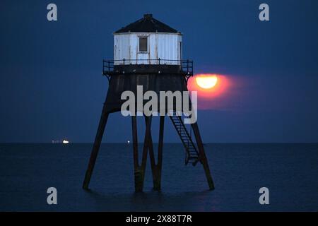 Dovercourt Essex, Großbritannien. Mai 2024. Der Full Flower Moon erhebt sich über dem Dovercourt Lower Lighthouse Essex UK. Quelle: MARTIN DALTON/Alamy Live News Stockfoto