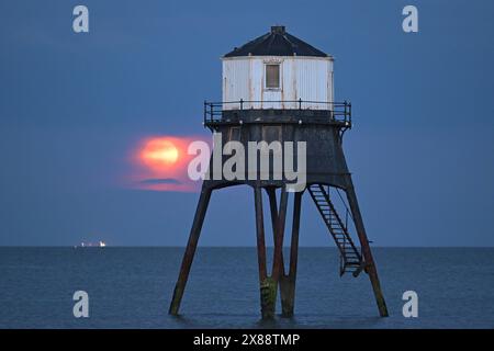 Full Flower Moon der Full Flower Moon erhebt sich über dem Dovercourt Lower Lighthouse Essex UK. Essex Dovercourt UK Copyright: XMartinxDaltonx Flower Moon 230524 MD 043 Stockfoto