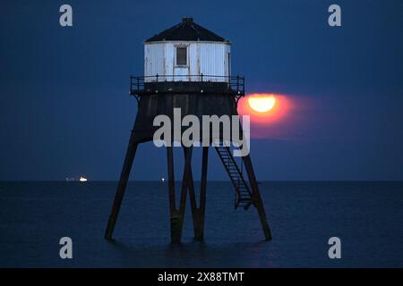 Full Flower Moon der Full Flower Moon erhebt sich über dem Dovercourt Lower Lighthouse Essex UK. Essex Dovercourt UK Copyright: XMartinxDaltonx Flower Moon 230524 MD 053 Stockfoto