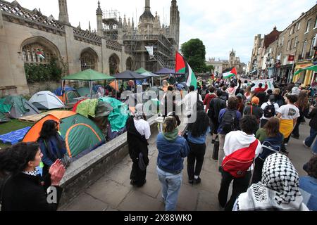 Cambridge, England, Großbritannien. Mai 2024. Während der Demonstration marschieren Demonstranten entlang der Kings Parade neben dem Zeltlager der Studenten in der Kings Parade. Ladenarbeiter aus der Grand Arcade in Cambridge schlossen sich Studenten und ihren Unterstützern der People's University for Palestine Camp in Solidarität an, um gegen den anhaltenden Tod in Gaza und die Mittäterschaft der Universität am Völkermord in Gaza zu protestieren. Diejenigen, die das Lager besetzen, fordern die Universität auf, eine ethische Prüfung durchzuführen, alle Investitionen, Stiftungen und Forschungskooperationen mit allen Organisationen, die mit ihnen kooperieren, einzustellen Stockfoto