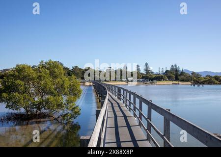 Urunga ist eine kleine Küstenstadt an der Ostküste Australiens, in der Nähe von Coffs Harbour, mit atemberaubenden Stränden und kilometerlanger Promenade über der Lagune Stockfoto