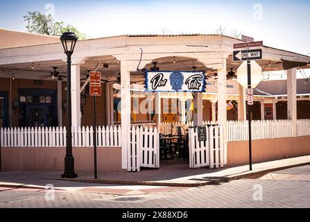 Eintritt zum historischen Restaurant Don Felix Cafe mit Sitzplätzen auf der Terrasse und weißem Pflaumenzaun, das neue mexikanische Küche serviert, in Mesilla, NM, USA Stockfoto