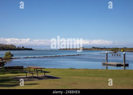 Urunga ist eine kleine Küstenstadt an der Ostküste Australiens, in der Nähe von Coffs Harbour, mit atemberaubenden Stränden und kilometerlanger Promenade über der Lagune Stockfoto