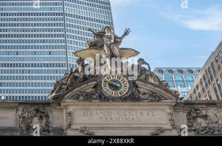 New York, NY, USA - 2. August 2023: Nahaufnahme der Quecksilberstatue auf dem Haupteingang des Grand Central Terminals. Er steht auf der Spitze der Clocke und ist Gott der tr Stockfoto