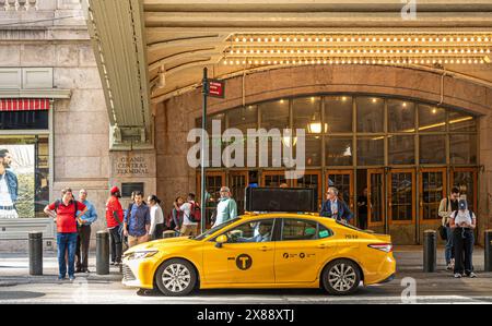 New York, NY, USA - 2. August 2023: Gelbes Taxi vor dem Eingang des Grand Central Terminals unter der Pershing Square Plaza Bridge mit Fußgängern Stockfoto