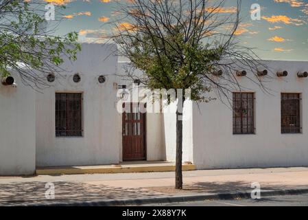 Ein Gebäude im Pueblo-Revival-Stil mit Flachdach und vigas ist ein typischer Stil in Las Cruces, Süd-New Mexico, USA Stockfoto