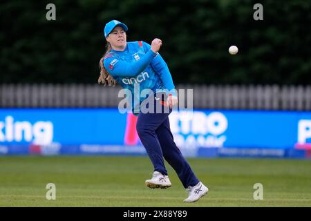 Das County Ground, Derby, Großbritannien. Mai 2024. 1st Womens One Day International, England gegen Pakistan; Tammy Beaumont spielt den Ball Credit: Action Plus Sports/Alamy Live News Stockfoto