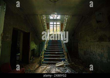 Alte alte Treppe im verlassenen Haus oder Herrenhaus. Stockfoto