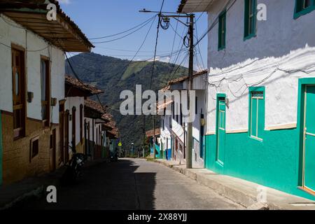 Wunderschöne Straßen in der historischen Innenstadt der historischen Stadt Salamina im Departement Caldas in Kolumbien. Stockfoto