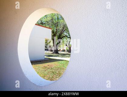 Ein markantes architektonisches Detail in einem ovalen offenen Ausschnitt an der Außenseite der Landschaft von Breland Hall auf dem NMSU Campus in Las Cruces, NM, USA Stockfoto