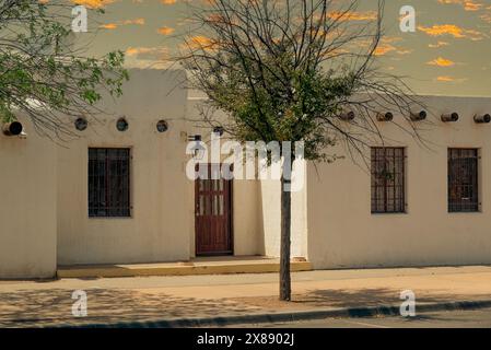 Ein Gebäude im Pueblo-Revival-Stil mit Flachdach und vigas ist ein typischer Stil in Las Cruces, Süd-New Mexico, USA Stockfoto