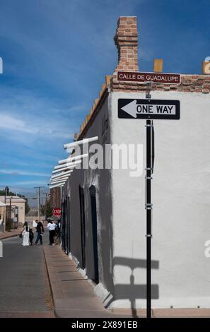 Blick auf eine kleine Straße im historischen Dorf La Mesilla im Süden von New Mexico, mit alten Flachdachhäusern aus lehmziegel mit canales Stockfoto