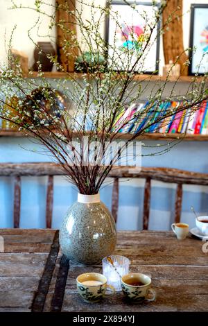 Megarden Cafe, Stadt Gia Nghia, Provinz Dak Nong, Vietnam - 6. Februar 2024: Keramikvase mit Wildblumen an einer Ecke von Megarden CA Stockfoto