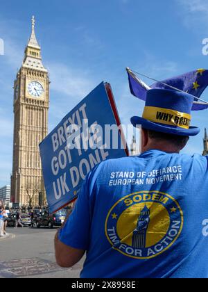 Der Anti-Brexit-Aktivist Steve Bray hält ein Plakat und blickt auf den Elizaebth Tower in Westminster. Stockfoto