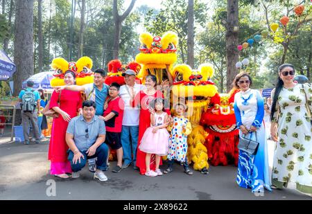 Ho-Chi-Minh-Stadt, Vietnam - 10. Februar 2024: Schöner Löwentanz während des vietnamesischen Neujahrsmonats. Die Leute tragen traditionelle vietnamesische ao dai Stockfoto