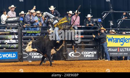 PBR World Finals 2024 in Dallas, Texas - Stierkämpfer hält acht Sekunden an Stockfoto