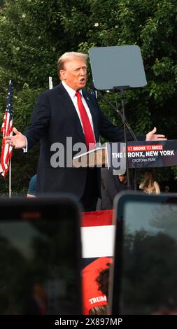 Bronx, USA. Mai 2024. Der ehemalige US-Präsident Donald Trump hält am Donnerstag, den 23. Mai 2024, eine Wahlkampfkundgebung für eine Wiederwahl in Crotona Park, Bronx, NY ab. (Foto: Cristina Matuozzi/SIPA USA) Credit: SIPA USA/Alamy Live News Stockfoto