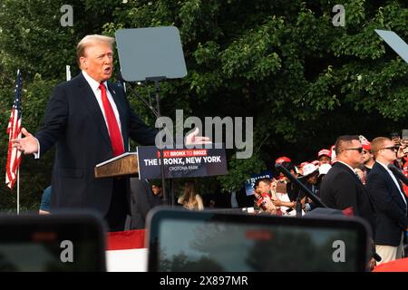 Bronx, USA. Mai 2024. Der ehemalige US-Präsident Donald Trump hält am Donnerstag, den 23. Mai 2024, eine Wahlkampfkundgebung für eine Wiederwahl in Crotona Park, Bronx, NY ab. (Foto: Cristina Matuozzi/SIPA USA) Credit: SIPA USA/Alamy Live News Stockfoto