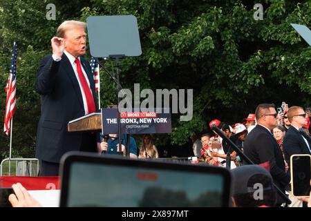 Bronx, USA. Mai 2024. Der ehemalige US-Präsident Donald Trump hält am Donnerstag, den 23. Mai 2024, eine Wahlkampfkundgebung für eine Wiederwahl in Crotona Park, Bronx, NY ab. (Foto: Cristina Matuozzi/SIPA USA) Credit: SIPA USA/Alamy Live News Stockfoto