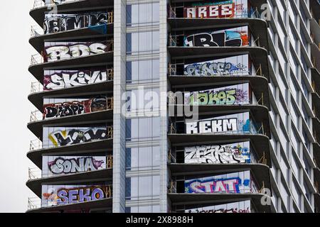 Los Angeles, USA. Mai 2024. Die verlassenen Oceanwide Plaza Towers sind noch immer mit Graffiti bedeckt. Das unvollendete drei-Turm-Projekt, das jetzt als „die Graffiti-Türme“ bezeichnet wird, steht nun zum Verkauf. Die chinesische Regierung finanzierte das ursprüngliche Projekt, stellte es aber während der Bauzeit ein und gab 2019 den Bau auf. Die Türme ziehen jetzt Graffiti-Künstler und Dare-Teufel an, die aus den Türmen für soziale Medien klettern und springen. 23/2024 Los Angeles, CA., USA. (Foto: Ted Soqui/SIPA USA) Credit: SIPA USA/Alamy Live News Stockfoto